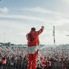 Escucha a AB, mira videos musicales, lee su biografía, consulta las fechas de las gira y más.