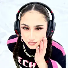 聆聽 Childlike、觀看音樂影片、閱讀小傳、查看巡演日期等！