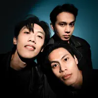 Dengarkan undefined, tonton video musik, baca bio, lihat tanggal tur & lainnya!