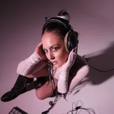 IDA dinle, müzik videolarını izle, biyografisini oku, tur tarihlerini ve daha fazlasını gör!