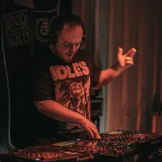 Poslechněte si interpreta Apollo Navigation, sledujte hudební videa, přečtěte si životopis, podívejte se na data turné a další informace.