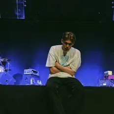 收听 INTERNETLOVER、观看音乐视频、阅读小传、查看巡演日期等 ！