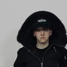 Hör dir Sobre an, schau dir Musikvideos an, lies die Biografie, finde Tourdaten und mehr!