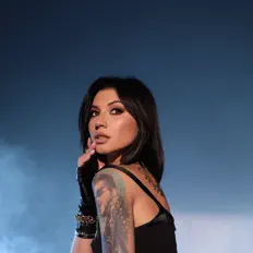 聆聽 Вэл、觀看音樂影片、閱讀小傳、查看巡演日期等！