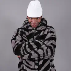 Ακούστε περιεχόμενο από Sinnamatic, παρακολουθήστε μουσικά βίντεο, διαβάστε το βιογραφικό, δείτε ημερομηνίες περιοδείας, και πολλά ακόμη!