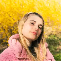 Poslechněte si interpreta niah, sledujte hudební videa, přečtěte si životopis, podívejte se na data turné a další informace.