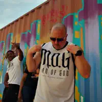 Hör dir undefined an, schau dir Musikvideos an, lies die Biografie, finde Tourdaten und mehr!