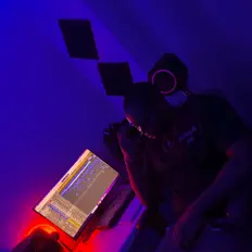 N3moniaを聴いたり、ミュージックビデオを鑑賞したり、経歴やツアー日程などを確認したりしましょう！