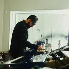 Poslechněte si interpreta Mick Schultz, sledujte hudební videa, přečtěte si životopis, podívejte se na data turné a další informace.