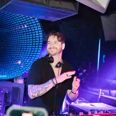 Poslechněte si interpreta Dayvie, sledujte hudební videa, přečtěte si životopis, podívejte se na data turné a další informace.