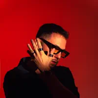 Hör dir undefined an, schau dir Musikvideos an, lies die Biografie, finde Tourdaten und mehr!