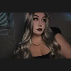 Raven Thorneを聴いたり、ミュージックビデオを鑑賞したり、経歴やツアー日程などを確認したりしましょう！