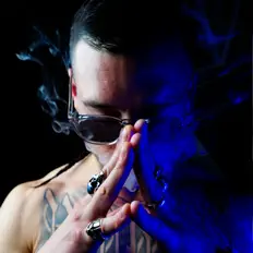 Escucha a Verse, mira videos musicales, lee su biografía, consulta las fechas de las gira y más.