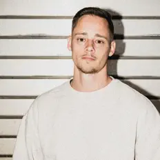 Escucha a bow, mira videos musicales, lee su biografía, consulta las fechas de las gira y más.