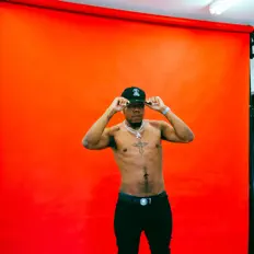 Hör dir AceKyngz an, schau dir Musikvideos an, lies die Biografie, finde Tourdaten und mehr!