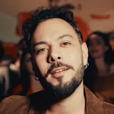 Escucha a Emre Azaklar, mira videos musicales, lee su biografía, consulta las fechas de las gira y más.