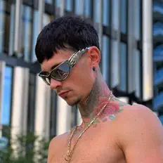 聆聽 _V.V.$._、觀看音樂影片、閱讀小傳、查看巡演日期等！