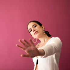 聆聽 Sophie Coran、觀看音樂影片、閱讀小傳、查看巡演日期等！