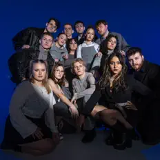 收听 BLOOM、观看音乐视频、阅读小传、查看巡演日期等 ！