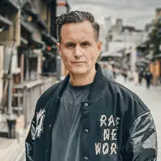 Écoutez Rock Bottom, regardez des vidéoclips, lisez la biographie, consultez les dates de tournée et plus encore !