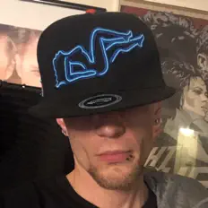 Écoutez Sketch Artist, regardez des vidéoclips, lisez la biographie, consultez les dates de tournée et plus encore !