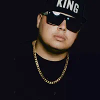 聆聽 undefined、觀看音樂影片、閱讀小傳、查看巡演日期等！