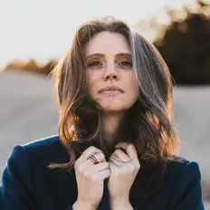聆聽 Kara McKee、觀看音樂影片、閱讀小傳、查看巡演日期等！