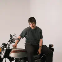 Ascolta undefined, guarda video musicali, leggi la biografia, vedi le date del tour & altro!