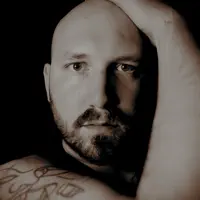 Hör dir undefined an, schau dir Musikvideos an, lies die Biografie, finde Tourdaten und mehr!