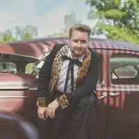 undefined dinle, müzik videolarını izle, biyografisini oku, tur tarihlerini ve daha fazlasını gör!