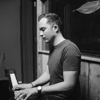 Ascolta undefined, guarda video musicali, leggi la biografia, vedi le date del tour & altro!