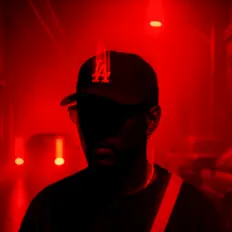 Hör dir OOB an, schau dir Musikvideos an, lies die Biografie, finde Tourdaten und mehr!