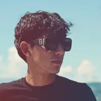 聆聽 undefined、觀看音樂影片、閱讀小傳、查看巡演日期等！