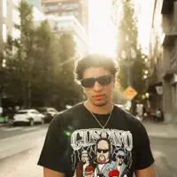 Écoutez undefined, regardez des vidéoclips, lisez la biographie, consultez les dates de tournée et plus encore !