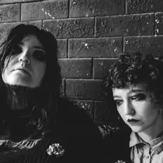 Mrs Frighthouse सुनें, म्यूज़िक वीडियो देखें, बायो पढ़ें, दौरे की तारीखें और बहुत कुछ देखें!