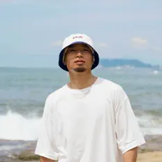 聆聽 YaU、觀看音樂影片、閱讀小傳、查看巡演日期等！