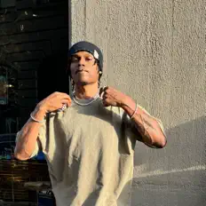 Hör dir Hacky an, schau dir Musikvideos an, lies die Biografie, finde Tourdaten und mehr!