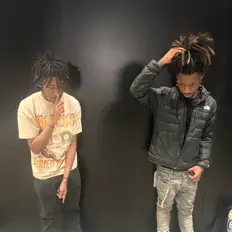 Poslechněte si interpreta 1HG Jay, sledujte hudební videa, přečtěte si životopis, podívejte se na data turné a další informace.