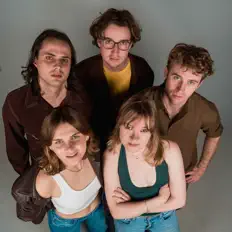 Luister naar Darling Street, bekijk muziekvideo's, lees de bio, bekijk de tourdata, en meer!