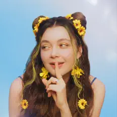 Escucha a SOZI, mira videos musicales, lee su biografía, consulta las fechas de las gira y más.