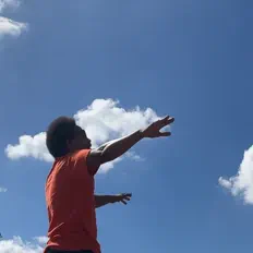 2-Quikを聴いたり、ミュージックビデオを鑑賞したり、経歴やツアー日程などを確認したりしましょう！