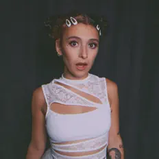 Écoutez Adriana, regardez des vidéoclips, lisez la biographie, consultez les dates de tournée et plus encore !