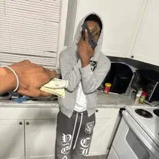 lucatchembsを聴いたり、ミュージックビデオを鑑賞したり、経歴やツアー日程などを確認したりしましょう！