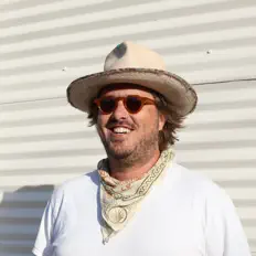 Dos Mentesを聴いたり、ミュージックビデオを鑑賞したり、経歴やツアー日程などを確認したりしましょう！