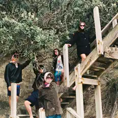 收听 Psycho Gab、观看音乐视频、阅读小传、查看巡演日期等 ！