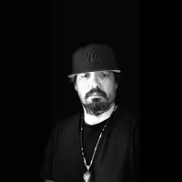 Hör dir undefined an, schau dir Musikvideos an, lies die Biografie, finde Tourdaten und mehr!