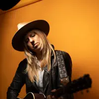 聆聽 undefined、觀看音樂影片、閱讀小傳、查看巡演日期等！