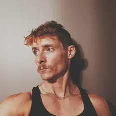 Escucha a Gavin Grimes, mira videos musicales, lee su biografía, consulta las fechas de las gira y más.
