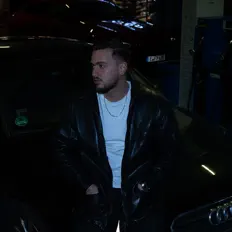 Ακούστε περιεχόμενο από DAN, παρακολουθήστε μουσικά βίντεο, διαβάστε το βιογραφικό, δείτε ημερομηνίες περιοδείας, και πολλά ακόμη!