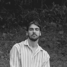 聆聽 CLAUS、觀看音樂影片、閱讀小傳、查看巡演日期等！